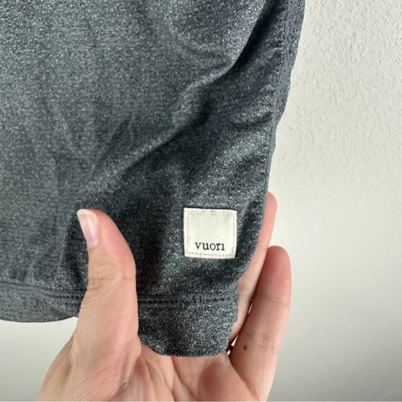 Vuori Men’s Gray Short Sleeve Tradewind Athletic Athleisure Shirt Large FLAWED - Picture 2 of 5